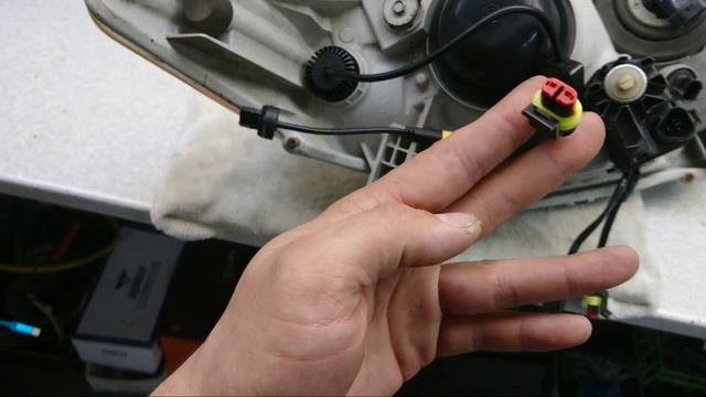 TOYOTA HIGHLANDER (HU40) замена стёкол фар и уставших галогенных линз на bi-led модули смотреть онлайн