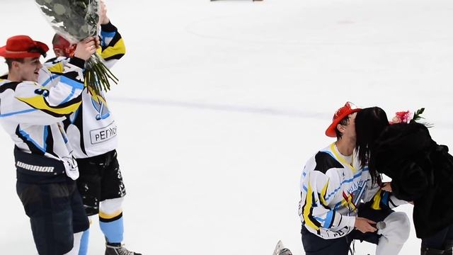 Максим Еремин сделал предложение своей возлюбленной на хоккейном матче смотреть онлайн