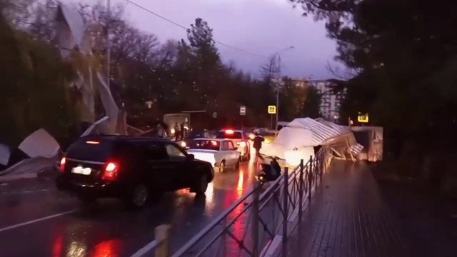 Удар стихии в Ялте на улице Блюхера смотреть онлайн