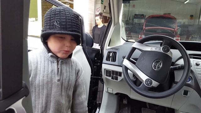 Toyota Prius обзор (мнение 4 летнего эксперта) смотреть до конца. смотреть онлайн