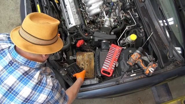 Nissan Maxima Gen4 battery tray removal, body ground corroded смотреть онлайн