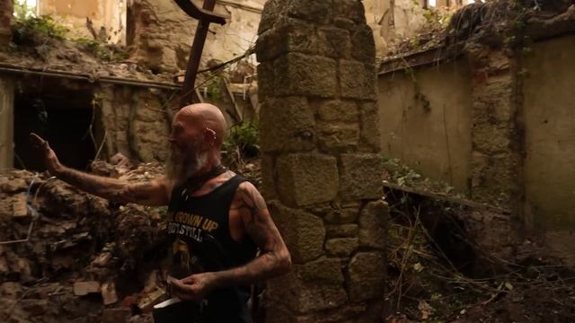 Uncovering the lost room, on the brink of collapse. смотреть онлайн