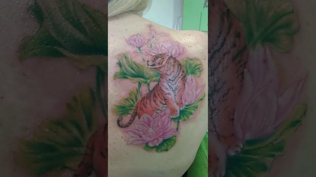 Тигр на лопатке девушки. татуировка. Севастополь смотреть онлайн