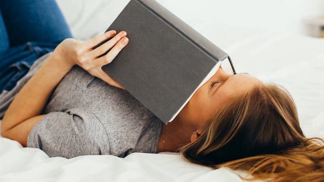 Проснулась от того, что кто-то раздвигает мне ноги и сует... смотреть онлайн