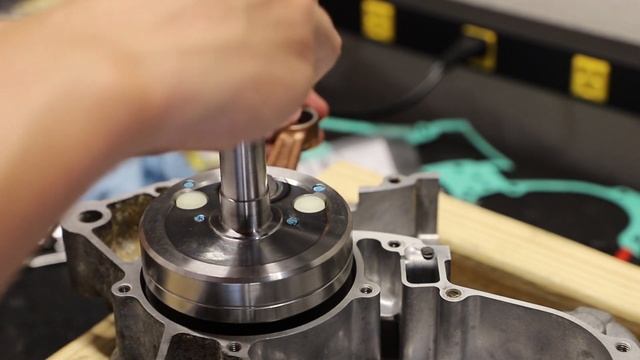 CR125 Engine Rebuild - Assembly Part 1 смотреть онлайн