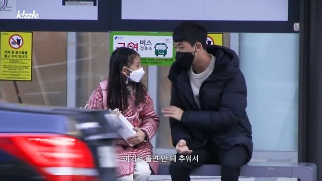 낯선 여자 아이가 어깨에 기대 잠든다면? смотреть онлайн