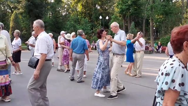 ЛИШЕ У НАС НА УКРАЇНІ!???/ТАНЦЫ В ПАРКЕ ГОРЬКОГО ХАРЬКОВ АВГУСТ 2021 смотреть онлайн