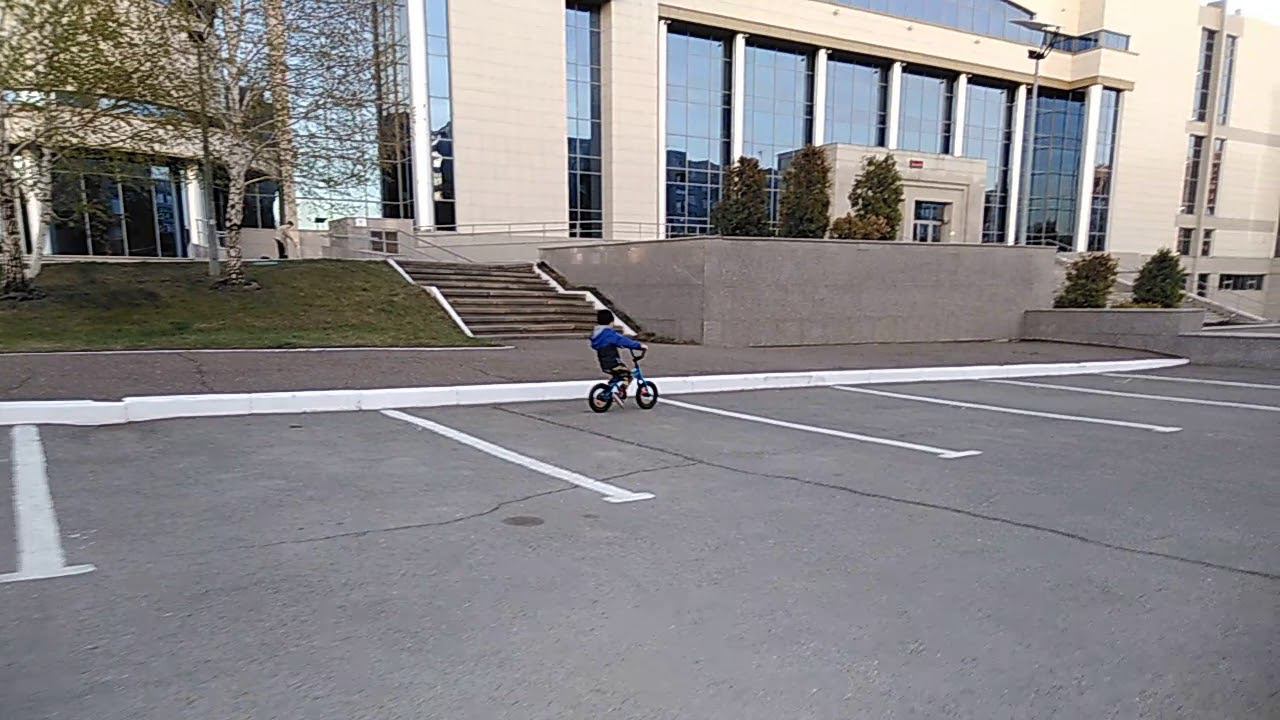 Учимся езде на двухколесном велосипеде смотреть онлайн