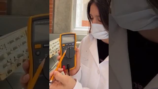¿Cómo funciona el multímetro digital Fluke114? (Id. UL-JD) V3 смотреть онлайн