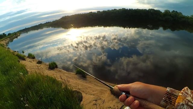Искали жереха, а поймал её... Рыбалка в летних сумерках! Рассвет на реке! смотреть онлайн