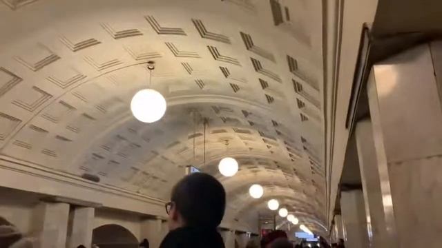 Фрагмент. Швейцарки в Москве _ впечатления и реакция иностранцев, самое красивое метро в мире смотреть онлайн