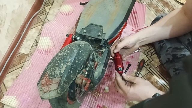 УБИРАЮ СКРИП НА ЗАДНИХ ПРУЖИНАХ НА САМОКАТЕ KugooKirin M4Pro