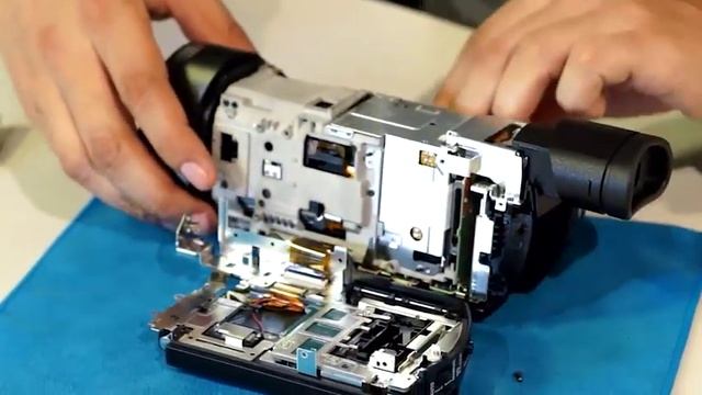 A Look Inside the Sony 4K Camcorder (Teardown) смотреть онлайн