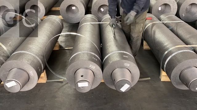 Graphite Electrodes Packing. Упаковка графитированных электродов. смотреть онлайн