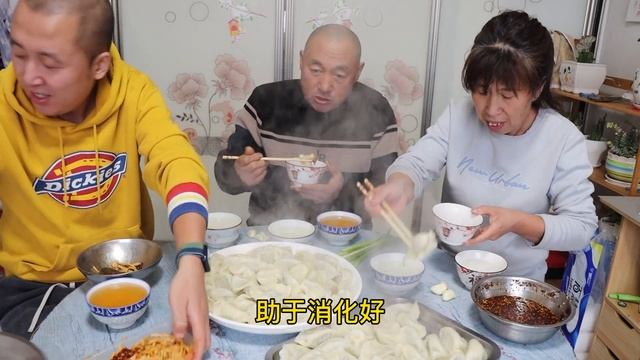 东北一家人过小年，和老妈一起包水饺，鲜嫩多汁个头大，吃得真香