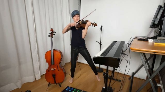 THUNDERSTRUCK – (AC/DC Cover) live looping by Meta Hüper – with Violin, Cello, Piano & Loopstation смотреть онлайн