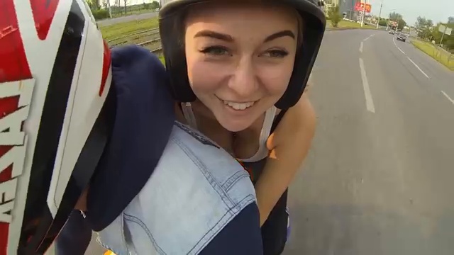 Девушка впервые катается на мотоцикле смотреть онлайн