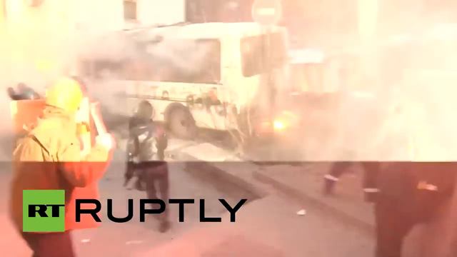 США и ЕС защищает этих "мирных" демонстрантов и "детей"? смотреть онлайн