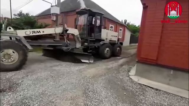 В с.Новые-Атаги проводятся работы по выравниванию гравийных дорог и обочин. смотреть онлайн