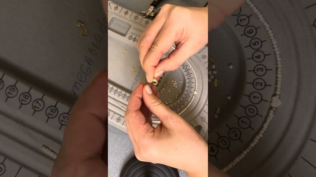 МК сборка чокера из мелких бусин. Два способа крепления. смотреть онлайн