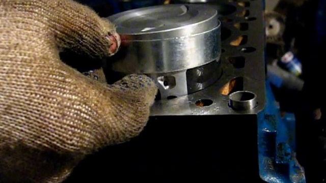 Как установить поршень в блок двигателя, при помощи самодельного опрессовщика смотреть онлайн