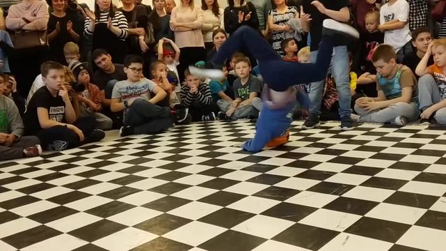 B-boy Ник vs B-boy ??? - 1/16 финала "Будь в теме 2" смотреть онлайн