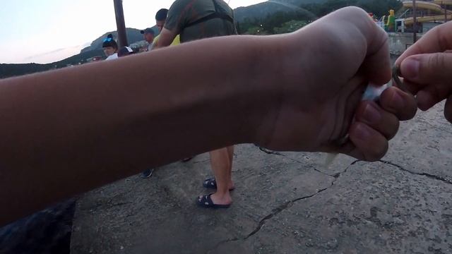 ОТДАЛ ВЕСЬ УЛОВ МЕСТНЫМ! Бешеный клёв РЫБЫ на море! Глебус ловит Ставриду - рыбалка в Крыму! смотреть онлайн