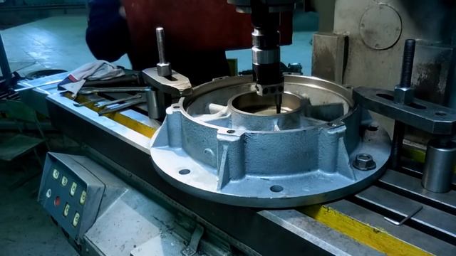 Как СКОЛХОЗИТЬ центроискатель. Работа расточной головки смотреть онлайн