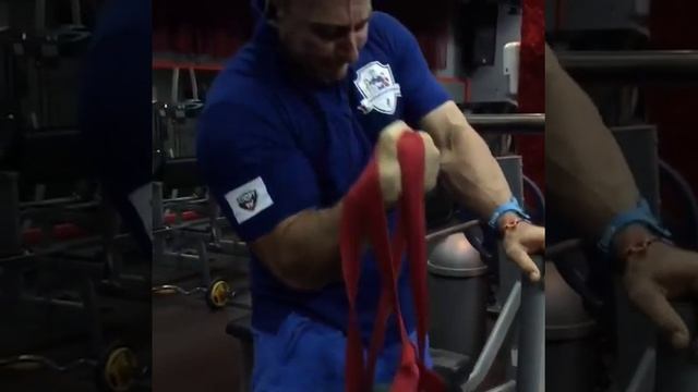Voevoda takes pronator 55kg /Подъём на бицепс через пронатор 55кг смотреть онлайн