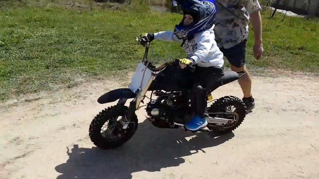 Илья Демидов (4,8 года). Первое занятие на мотоцикле (30.03.17). смотреть онлайн