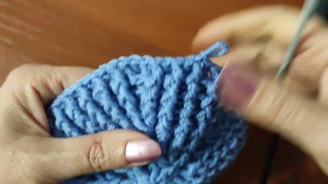 Тёплая шапка рельефными столбиками крючком 1часть. Подробное видео для начинающих. смотреть онлайн