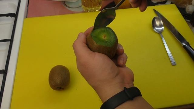 Пару слов о КИВИ - как чистить киви? Как удобнее есть киви? Как растет киви смотреть онлайн