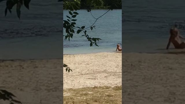 Мужики как дети,играют в песке и делают пасочки