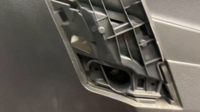 Как снять обшивку двери Toyota Auris 2014 год