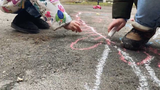 Ангелина и Артём рисуют мелками на улице что у них получилось? смотреть онлайн
