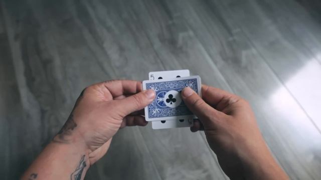 CARD THROUGH HOLE // MAGIC TRICK смотреть онлайн