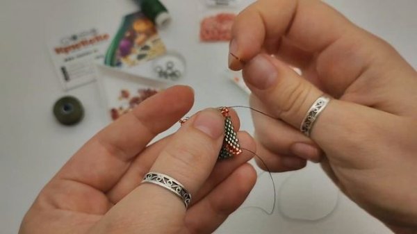 Создаем серьги с бисерными квадратами в технике мозаичного плетения