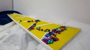 Очень много шариков катятся с горки.