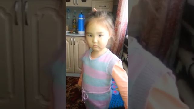 お母さん - あなたの国籍は?
子供 - ロシア人
お母さん - 私たちはブリヤート人です！
子供 - いいえ、私はロシア人です！ смотреть онлайн