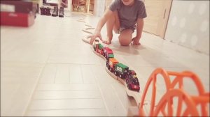 Наша самая длинная деревянная железная дорога через всю квартиру. Играем с Лёвой в паровозики дома