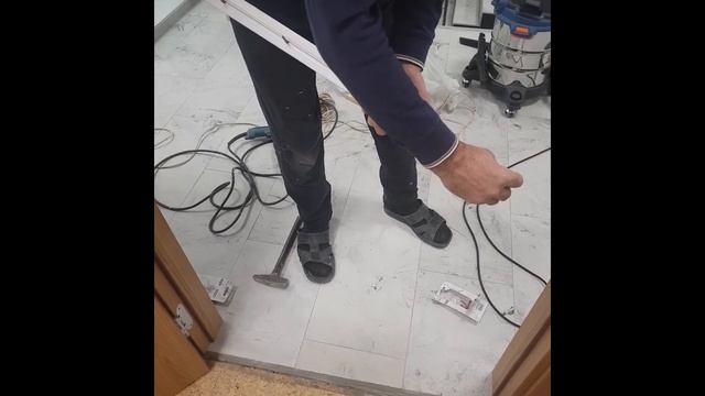 Монтаж алюминиевого порога со скрытым креплением смотреть онлайн