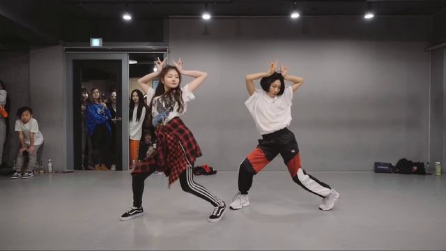 Очень милый танец от корейских девушек / Корейские танцы смотреть онлайн