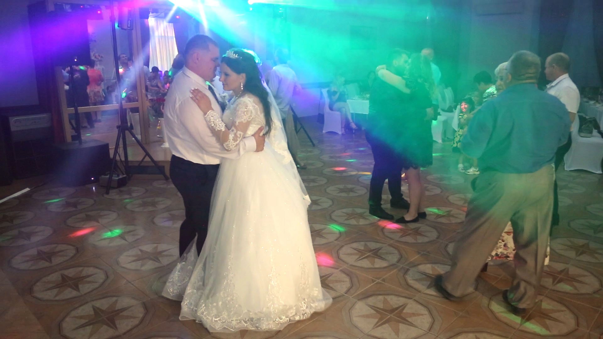 Свадебный банкет в кафе смотреть онлайн