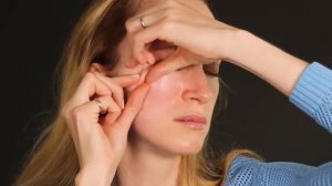 Как убрать мешки и морщины вокруг глаз