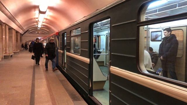 81-717.5М и 81-714.5М Перекраска Московский транспорт На станции Университет смотреть онлайн