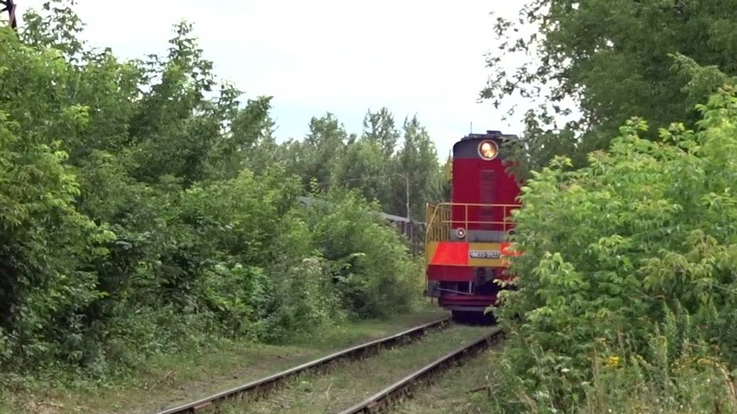 Тепловоз ЧМЭ3-3527 с грузовым составом следует по подъездному пути Сормовской ТЭЦ смотреть онлайн