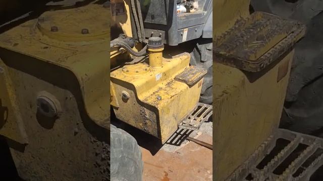 Экскаватор-погрузчик LiuGong GLC 777 A замена масла в КПП смотреть онлайн