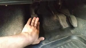 залипает педаль сцепления в крайнем положении