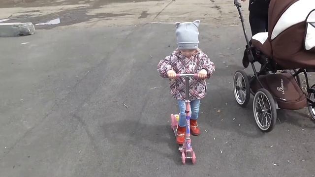 Подарили самокат учимся Кататься смотреть онлайн