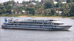 Пассажирский теплоход Сергей Есенин проходит Тутаев 29 05 2019г вверх по Волге